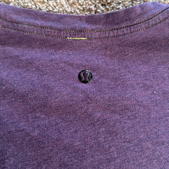 Lululemon Mens Short Sleeve Shirt Purple Color Black Logo No Size Approx M - Picture 3 of 3